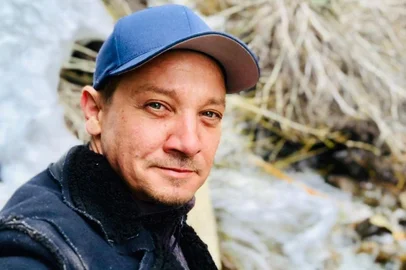 Jeremy Renner é um ator norte-americano. O artista ficou mundialmente famoso após interpretar o herói Gavião Arqueiro na sequência de filmes de Os Vingadores.<!-- NICAID(15309839) -->