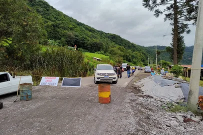 Moradores realizam protesto por demora no início das obras de ponte entre Bento Gonçalves e São Valentim do Sul, na RS-431<!-- NICAID(16007613) -->