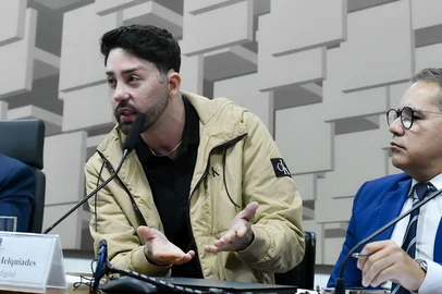 CPI das BETS (CPIBETS) realiza reuniÃ£o para ouvir depoimento de testemunhas. A comissÃ£o tem a finalidade de investigar, no prazo de cento e trinta dias, a crescente influÃªncia dos jogos virtuais de apostas online no orÃ§amento das famÃ­lias brasileiras, alÃ©m da possÃ­vel associaÃ§Ã£o com organizaÃ§Ãµes criminosas envolvidas em prÃ¡ticas de lavagem de dinheiro, bem como o uso de influenciadores digitais na promoÃ§Ã£o e divulgaÃ§Ã£o dessas atividades. Mesa: relatora da CPIBETS, senadora Soraya Thronicke (Podemos-MS); presidente da CPIBETS, senador Dr. Hiran (PP-RR);influenciador digital Luiz Ricardo Melquiades.Foto: Geraldo Magela/AgÃªncia Senado<!-- NICAID(16036783) -->