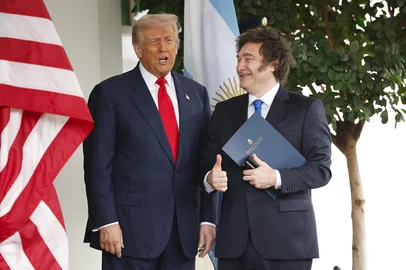 Kevin Dietsch / GETTY IMAGES NORTH AMERICA / AFP President Trump Meets With Visiting Argentine President Milei At The White HouseWASHINGTON, DC - OCTOBER 14: U.S. President Donald Trump (L) greets President of Argentina Javier Milei as he arrives at the West Wing of the White House on October 14, 2025 in Washington, DC. Trump is hosting Milei for a working lunch days after the U.S. Treasury finalized a $20 billion currency swap framework with Argentina in an effort to help stabilize its economy. Kevin Dietsch/Getty Images/AFP (Photo by Kevin Dietsch / GETTY IMAGES NORTH AMERICA / Getty Images via AFP)Editoria: POLLocal: WashingtonIndexador: KEVIN DIETSCHSecao: diplomacyFonte: GETTY IMAGES NORTH AMERICAFotógrafo: CONTRIBUTOR<!-- NICAID(16146101) -->