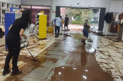 Seiscentos dos 3 mil funcionários da Lojas Lebes foram atingidos pela enchente. Este é o primeiro número citado à coluna por Otelmo Drebes, CEO da rede, que tem 350 unidades, sendo que cerca de 300 delas ficam em cidades muito afetadas. Dezenas foram alagadas. A empresa tem sede em Eldorado do Sul, uma das cidades mais impactadas. Ao lado, em Guaíba, a Lebes está construindo seu novo projeto, um complexo logístico de R$ 500 milhões.<!-- NICAID(15764364) -->