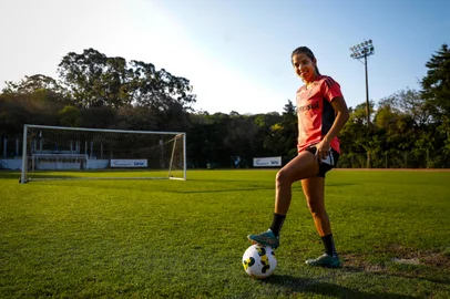 PORTO ALEGRE, RS, BRASIL, 20.09.2022: Retrato Milene Fernandes, atacante. Foto: Camila Hermes/Agencia RBS<!-- NICAID(15211868) -->