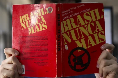 PORTO ALEGRE, RS ,BRASIL, 16-07-2025: Livro Brasil: Nunca Mais (Editora Vozes) completa 40 anos de lançamento. O jornalista Camilo Vannuchi lança podcast contando bastidores da produção da obra, produzida clandestinamente pela ditadura militar. Foto: Camila Hermes/Agencia RBS<!-- NICAID(16081442) -->
