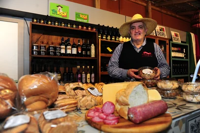 CAXIAS DO SUL, RS, BRASIL, 23/09/2023. Armazém italiano deixa réplica nos pavilhões da Festa da Uva e migra para a rodoviária de Caxias do Sul. Na foto, Ricardo Trindade, o "Gringo". (Porthus Junior/Agência RBS)<!-- NICAID(15549407) -->