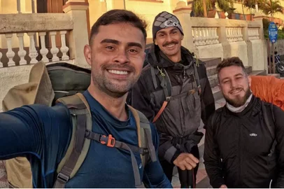 Filipe Pereira, Arthur Teixeira e Gustavo Ribas vão caminhar por 300 km e percorrer 10 cidades do RS.