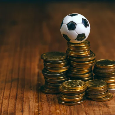 Soccer bet concept with small football on top of coin stack, making money by predicting sport results.Indexador: Igor StevanovicFonte: 95182611Fotógrafo: Nikon digital camera user<!-- NICAID(16039193) -->