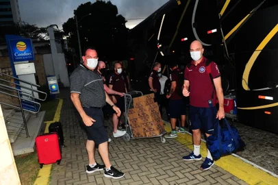 NATAL, RN, BRASIL, 16/10/2021. Chegada da delegação do Caxias ao Comfort Hotel & Suites, em Natal, RS. O Caxias joga contro o ABC amanhã (16/10) pelas quartas de final da série D do Campeonato Brasileiro. Jogo que vale vaga para série C. Na foto, Paulo Cesar dos Santos (E), presidente da SER Caxias e técnico Rafael Jaques (D). (Porthus Junior/Agência RBS)<!-- NICAID(14917257) -->
