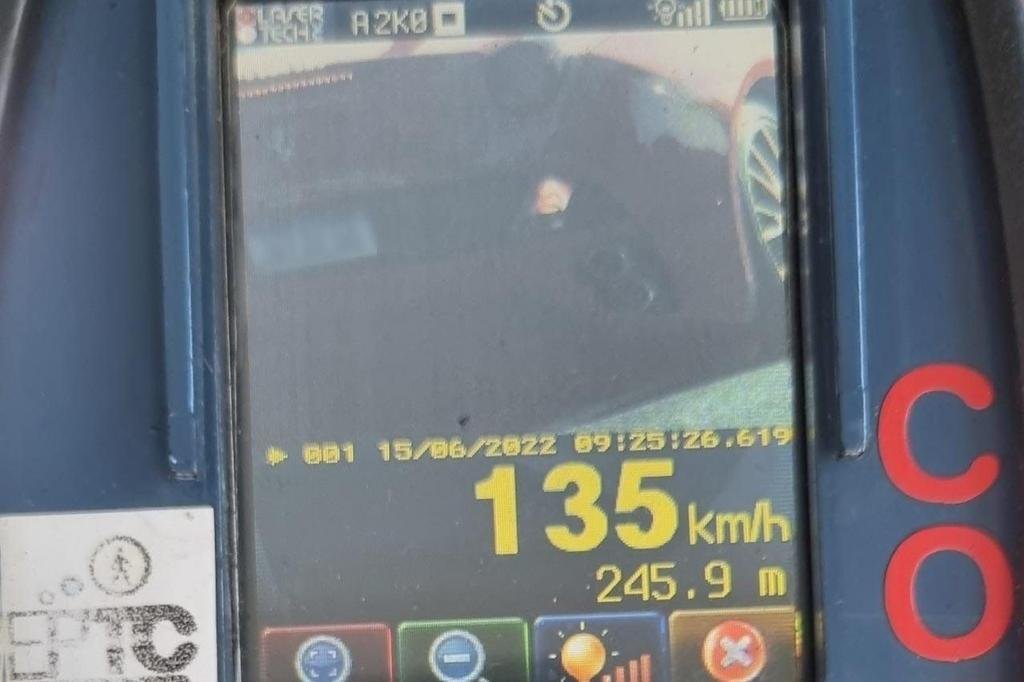 Ferrari &eacute; flagrada a 135 km/h na Avenida Assis Brasil, em Porto Alegre