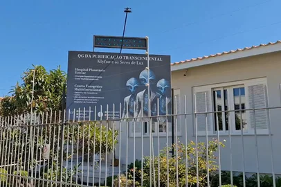 Júlia Ozorio / Grupo RBS Uma fila se formava na entrada de uma casa na Rua Tupi, no bairro Rio Branco, em Novo Hamburgo, no Vale do Sinos. Carros ocupavam a via enfileirados, enquanto pessoas aguardavam a vez de entrar. No dia em que a reportagem esteve Instituto Klyfon, cerca de 30 visitantes buscavam cura. Havia pacientes em cadeiras de rodas, com doenças graves e outros em busca de alívio emocional.À primeira vista, o local parece uma residência comum. Mas é ali que — segundo os fundadores do instituto Sandro Gabriel de Souza, 54 anos, e Patrícia Cristina de Souza, 51 anos — extraterrestres conduzem cirurgias, reorganizam estruturas celulares e promovem a cura de doenças. Sem bisturis, anestesia ou cortes no corpo físico, os procedimentos duram minutos e são realizados em outra dimensão.<!-- NICAID(16381868) -->