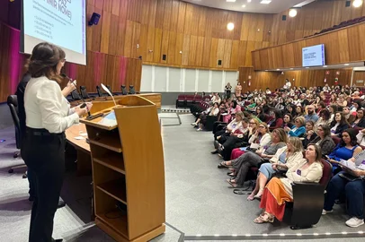 Keila Marques / Divulgação No primeiro evento da Secretaria da Mulher desde que foi criada, em setembro, a secretária Fábia Richter debateu com um público de 300 pessoas sobre estratégias de prevenção, uso de inteligência artificial e como a ciência pode contribuir no enfrentamento à violência de gênero no Estado. O 1º Encontro Estadual de Mulheres para o Mundo - Redes de Proteção da Mulher foi realizado nesta sexta-feira (14), no auditório do Ministério Público.<!-- NICAID(16167914) -->