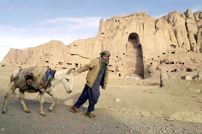AFGHANISTAN-US-ATTACKS-ENDURING FREEDOM-BUDDHA-BOYAn Afghan boy pulls his donkey crossing the Red Mountain, site of the world's biggest Buddha statue which is explosed by the Taliban regime, in Bamiyan 05 February 2002. On the cliffs overhanging Bamiyan, once graced with the serene smiles of two giant statues of Buddha, the view is now of pathetic refugee families sheltering in caves that used to be inhabited by monks. AFP PHOTO  Jewel SAMAD (Photo by JEWEL SAMAD / AFP)Editoria: WARLocal: BAMIYANIndexador: JEWEL SAMADSecao: armed conflictFonte: AFPFotógrafo: STR<!-- NICAID(14886131) -->