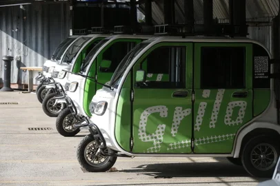 PORTO ALEGRE, RS - 10/07/2023 - GRILO - A startup faz corridas com aqueles triciclos elétricos (tuktuk) pelas ruas de Poa há 3 anos. Nesta semana de aniversário da primeira corrida (que é dia 11), vão repetir a ação solidária de doações que fizeram para lançar o app em junho de 2020 (plena pandemia). FOTO: Lauro Alves, Agência RBS<!-- NICAID(15478263) -->