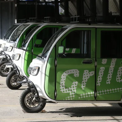 PORTO ALEGRE, RS - 10/07/2023 - GRILO - A startup faz corridas com aqueles triciclos elétricos (tuktuk) pelas ruas de Poa há 3 anos. Nesta semana de aniversário da primeira corrida (que é dia 11), vão repetir a ação solidária de doações que fizeram para lançar o app em junho de 2020 (plena pandemia). FOTO: Lauro Alves, Agência RBS<!-- NICAID(15478263) -->