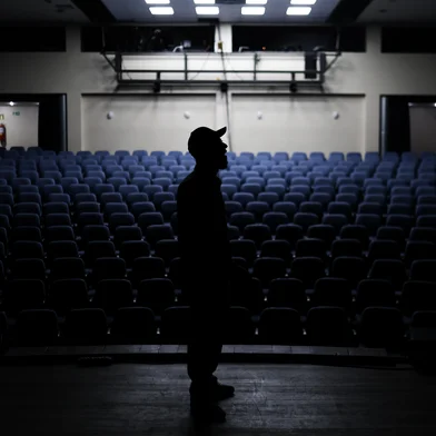 PORTO ALEGRE, RS, BRASIL, 28-09-2025: Como nasce uma piada? Acompanhando a rotina do comediante Marcito Castro em seu processo de criação de um show humorístico. Os estudos e leituras em sua casa e os momentos antes do espetáculo de testes de piadas no auditório da AMRIGS fazem parte do processo de criação do artista. Foto: Renan Mattos / Agência RBS<!-- NICAID(16135646) -->