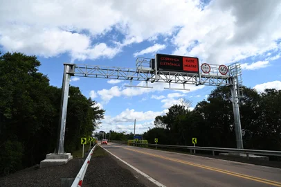 Após retomada do free flow, 22% dos motoristas ainda não pagaram o pedágioPórticos voltaram a operar no dia 1º de junho, no Vale do Caí e na Serra. Prazo para quitar a cobrança encerra neste sábado (15). Caso não seja efetuado, proprietários dos veículos serão multados. Acerto pode ser feito por tag, pelo site ou aplicativo da CSG e também em nove pontos de atendimento<!-- NICAID(15788720) -->