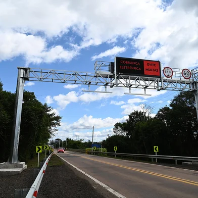 Após retomada do free flow, 22% dos motoristas ainda não pagaram o pedágioPórticos voltaram a operar no dia 1º de junho, no Vale do Caí e na Serra. Prazo para quitar a cobrança encerra neste sábado (15). Caso não seja efetuado, proprietários dos veículos serão multados. Acerto pode ser feito por tag, pelo site ou aplicativo da CSG e também em nove pontos de atendimento<!-- NICAID(15788720) -->