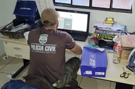 Nesta quarta-feira (14), a Polícia Federal (PF) deflagrou a Operação Proteção Integral II, uma ação coordenada em todos os estados brasileiros para combater crimes cibernéticos que violam a dignidade sexual de crianças e adolescentes. Em Porto Alegre, um homem de 62 anos foi preso em flagrante, no bairro Petrópolis, na Zona Leste, por armazenar imagens de abuso sexual infantil.Ao todo, estão sendo cumpridos 129 mandados de busca e apreensão e oito mandados de prisão preventiva, com foco na identificação e prisão de abusadores sexuais que atuam pela internet. No Rio Grande do Sul foram cumpridos quatro mandados de busca e apreensão, o de Porto Alegre, que levou a prisão de um homem, um em Alvorada, outro em Novo Hamburgo e o último em Santa Cruz do Sul.<!-- NICAID(16036993) -->