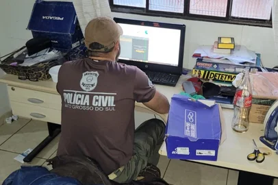 Nesta quarta-feira (14), a Polícia Federal (PF) deflagrou a Operação Proteção Integral II, uma ação coordenada em todos os estados brasileiros para combater crimes cibernéticos que violam a dignidade sexual de crianças e adolescentes. Em Porto Alegre, um homem de 62 anos foi preso em flagrante, no bairro Petrópolis, na Zona Leste, por armazenar imagens de abuso sexual infantil.Ao todo, estão sendo cumpridos 129 mandados de busca e apreensão e oito mandados de prisão preventiva, com foco na identificação e prisão de abusadores sexuais que atuam pela internet. No Rio Grande do Sul foram cumpridos quatro mandados de busca e apreensão, o de Porto Alegre, que levou a prisão de um homem, um em Alvorada, outro em Novo Hamburgo e o último em Santa Cruz do Sul.<!-- NICAID(16036993) -->
