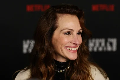 Netflix's "Leave The World Behind" New York PremiereNEW YORK, NEW YORK - DECEMBER 04: Julia Roberts attends Netflix's "Leave The World Behind" premiere at Paris Theater on December 04, 2023 in New York City.   Theo Wargo/Getty Images/AFP (Photo by Theo Wargo / GETTY IMAGES NORTH AMERICA / Getty Images via AFP)Editoria: ACELocal: New YorkIndexador: THEO WARGOSecao: celebrityFonte: GETTY IMAGES NORTH AMERICAFotógrafo: CONTRIBUTOR<!-- NICAID(15616866) -->