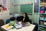 Com quadro, cadeiras e livros doados, professora transforma quarto de casa em sala de reforço escolar