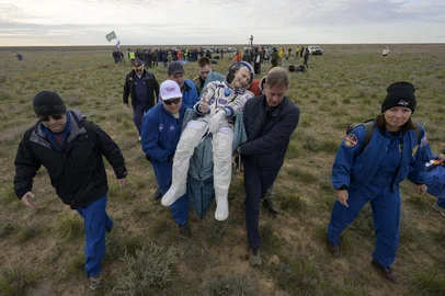 This hanodut picture courtesy of NASA shows NASA astronaut Don Pettit (C)  being carried to a medical tent shortly after he, and Roscosmos cosmonauts Alexey Ovchinin and Ivan Vagner landed in their Soyuz MS-26 spacecraft near the town of Zhezkazgan, Kazakhstan on April 20, 2025. The trio are returning to Earth after logging 220 days in space as a members of Expeditions 71 and 72 aboard the International Space Station. (Photo by Bill INGALLS / NASA / AFP) / RESTRICTED TO EDITORIAL USE - MANDATORY CREDIT "AFP PHOTO / NASA/Bill Ingalls" - NO MARKETING - NO ADVERTISING CAMPAIGNS - DISTRIBUTED AS A SERVICE TO CLIENTS<!-- NICAID(16020523) -->