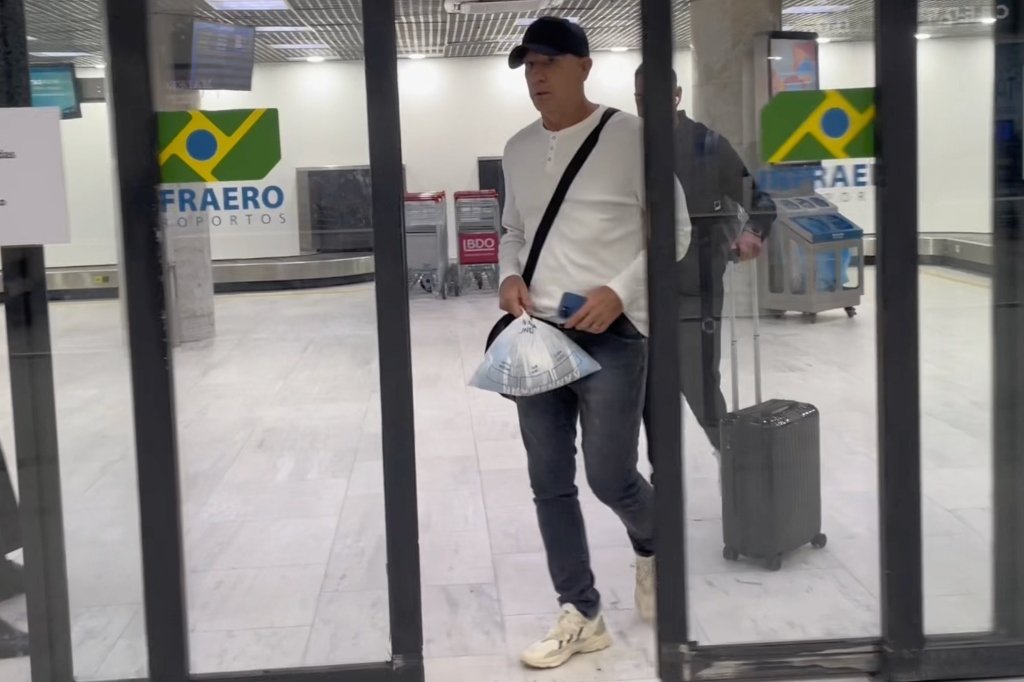 VÍDEO: como foi a chegada de Renato ao Rio após a derrota no Gre-Nal