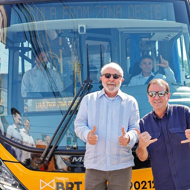 10/08/2023 - LULA / RIO DE JANEIRO / ÔNIBUS - Presidente da República, Luiz Inácio Lula da Silva, esteve na manhã de hoje (10), na capital carioca, participando do ato de início das obras do Anel Viário de Campo Grande. Na ocasião, posou para uma foto, junto com o prefeito do Rio de Janeiro, Eduardo Paes, em que fez alusão a capa do single Girl From Ipanema, da cantora Anitta. FOTO: Ricardo Stuckert, Presidência da República, Divulgação<!-- NICAID(15507327) -->
