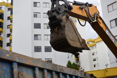 A Rua Professora Viero, no bairro Madureira, em Caxias do Sul, está totalmente liberada para o trânsito, de forma provisória, informa o Samae. Os trabalhos de implantação da rede de esgotamento sanitário foram suspensos devido à chuva e serão retomados na próxima semana.<!-- NICAID(16116869) -->