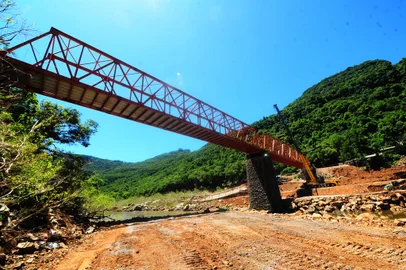 NOVA ROMA DO SUL, RS, BRASIL, 27/12/2023. Segunda peça da ponte sobre o Rio das Antas, na RS-448, entre Nova Roma do Sul e Farroupilha, é posicionada sobre os pilares da antiga estrutura que foi levada na enchente de 04/09/2023. (Porthus Junior/Agencia RBS)<!-- NICAID(15635446) -->