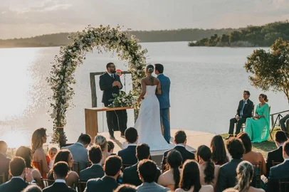 A linda cerimônia com vista para Barragem Santa Bárbara<!-- NICAID(16140003) -->