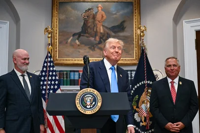 US President Donald Trump speaks after signing the VA Home Loan Program Reform Act in the Roosevelt Room of the White House in Washington, DC, on July 30, 2025. The bill aims to help veterans receive improved federal assistance for home mortgages. Also pictured, L/R, are US Representatives Derrick Van Orden, Republican from Wisconsin, and Mike Bost, Republican from Illinois. (Photo by Jim WATSON / AFP)Editoria: POLLocal: WashingtonIndexador: JIM WATSONSecao: politics (general)Fonte: AFPFotógrafo: STF<!-- NICAID(16090899) -->