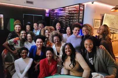 O grupo Herdeiras de Gloria Maria, composto por 49 jornalistas negras, entre repórteres, apresentadoras, editoras e produtoras, foi criado para que elas pudessem trocar experiências e encontrar acolhimento e diversão, fora das redações.<!-- NICAID(15339318) -->