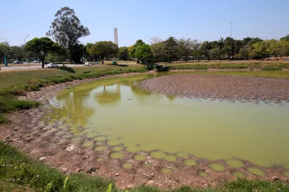 Lago do Parque do Ibirapuera apresenta baixo nível, água verde e morte de peixesSP - LAGO/PARQUE DO IBIRAPUERA/NÍVEL BAIXO - GERAL - Vista do baixo nível do lago do Parque do Ibirapuera, na zona sul de São Paulo, nesta segunda-feira, 30 de setembro   de 2024. Nos últimos dias, visitantes do Parque têm encontrado o lago verde, turvo e com uma ilha por conta do   baixo nível de água. Além disso, é possível ver peixes mortos na beirada. De acordo com a Secretaria Municipal do   Verde e do Meio Ambiente, o motivo para a mudança no aspecto da água se dá pelo processo de eutrofização,   intensificado pela poluição das águas com matéria orgânica, as altas temperaturas e a falta de chuva.    30/09/2024 - Foto: TIAGO QUEIROZ/ESTADÃO CONTEÚDOEditoria: GERALLocal: SÃO PAULOIndexador: TIAGO QUEIROZFotógrafo: ESTADÃO CONTEÚDO<!-- NICAID(15879878) -->