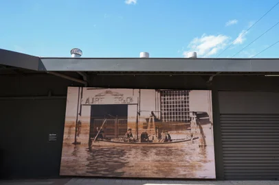 Porto Alegre, RS, Brasil - A fotografia de Sioma Breitman da enchente de 1941 é um dos registros mais emblemáticos da história de Porto Alegre, capturando o impacto dessa tragédia da cidade. Em 2024, durante as enchentes que atingiram o Rio Grande do Sul, uma cópia dessa imagem estava exposta no Instituto Caldeira, localizado na zona de inundação. O espaço cultural também foi afetado pela cheia, criando um paralelo trágico entre os dois momentos históricos. Essa coincidência reforçou o simbolismo das imagens históricas e atuais no registro das grandes enchentes .Indexador: jeff botega<!-- NICAID(15935127) -->