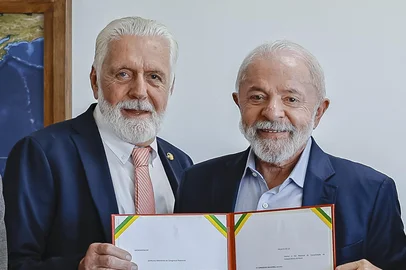 Ricardo Stuckert / Presidência da República Presidente da República, Luiz Inácio Lula da Silva, durante a Assinatura do Projeto de Lei: 2 de julho, Dia Nacional da Consolidação da Independência do Brasil, no Palácio do Planalto. Na foto (da esquerda para a direita): Ministro da SECOM, Sidônio Palmeira; Senador Jaques Wagner; Presidente da República, Luiz Inácio Lula da Silva e o  Ministro-Chefe da Casa Civil, Rui Costa. BrasÃlia - DF.â¨â¨Foto: Ricardo Stuckert / PR <!-- NICAID(16309263) -->