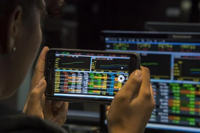 A visitor take pictures of a screen at the Sao Paulo Stock Exchange (B3), in Sao Paulo, Brazil, on May 18, 2017.Brazilian financial markets plummeted on opening Thursday in the wake of a bombshell report that President Michel Temer approved paying hush money to a corrupt politician. The real fell 5.46 percent against the dollar to 3.315, down from 3.134 at closing Wednesday, CMA consultants said. / AFP PHOTO / Nelson ALMEIDAEditoria: FINLocal: Sao PauloIndexador: NELSON ALMEIDASecao: foreign exchange marketFonte: AFPFotógrafo: STF<!-- NICAID(12920151) -->