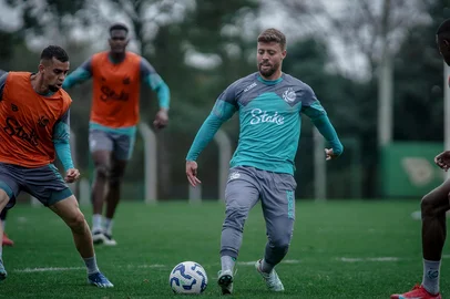 Treino do Juventude para confronto com o São Paulo, pela 16ª rodada do Brasileirão 2025. Na foto, o meia Lucas Fernandes.<!-- NICAID(16086327) -->