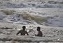 Praia de Capão da Canoa recebe veranistas com mar limpo, vento nordeste e sol entre nuvens nesta quarta