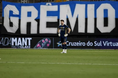 PORTO ALEGRE, RS, BRASIL, 02-12-2025: Grêmio vs Fluminense, na Arena, pelo Brasileirão Série A 2025. Na foto, o jogador do Grêmio, Tiago Volpi. Fotos: Duda Fortes/Agência RBS<!-- NICAID(16178963) -->