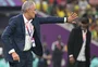 Tite se rende e faz a comemoração do "pombo" em gol de Richarlison