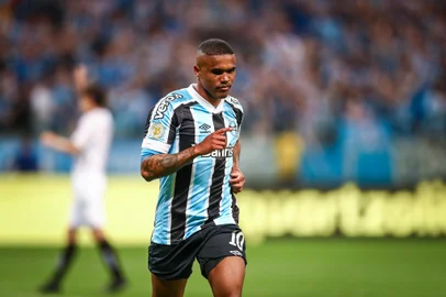 Gremio x Atletico-MGRS - FUTEBOL/CAMPEONATO BRASILEIRO 2021 /GREMIO X ATLETICO-MG - ESPORTES - Lance da partida entre Gremio e Atletico-MG disputada na noite desta quinta-feira, na Arena do Gremio, em partida valida pela Campeonato Brasileiro 2021. FOTO: LUCAS UEBEL/GREMIO FBPA. Na foto, Douglas CostaEditoria: SPOIndexador: Lucas UebelSecao: futebolFonte: Gremio.netFotógrafo: Gremio x Atletico-MG<!-- NICAID(14973990) -->