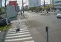 VÍDEO: mulher desce de carro e desmaia no meio da rua após acidente no Litoral