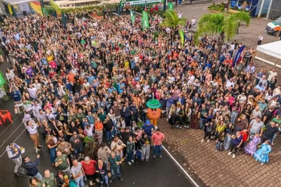 Recorde mundial: Venâncio Aires reúne 1.363 pessoas para a maior mateada do mundoEvento na Festa Nacional do Chimarrão (Fenachim) superou a marca anterior, de 1.332 pessoas, registrada no Paraguai em 2017; documentação será enviada ao Guinness Book para validação oficial.<!-- NICAID(16277581) -->