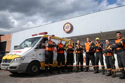 SAPUCAIA DO SUL, RS - 25/03/2024 - Socorristas voluntários precisam de uma nova ambulância. A ONG "Salvamento e Resgate Vida" realiza um trabalho voluntário de primeiros-socorros em Sapucaia do Sul. Eles precisam de ajuda para comprar uma nova ambulância, pois a atual é muito antiga. FOTO: DUDA FORTES, AGÊNCIA RBS<!-- NICAID(15715667) -->
