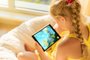 Criança observa filme em tabletFonte: 225457365<!-- NICAID(14735957) -->