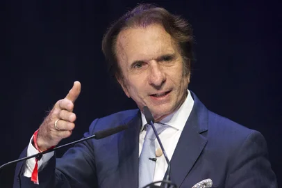 Brazilian former Formula One racing driver Emerson Fittipaldi speaks at the Global Launch of the all-electric FIA Formula E Championship in London on June 30, 2014. AFP PHOTO/JUSTIN TALLIS (Photo by JUSTIN TALLIS / AFP)Editoria: SPOLocal: LondonIndexador: JUSTIN TALLISSecao: motor racingFonte: AFP<!-- NICAID(15175395) -->