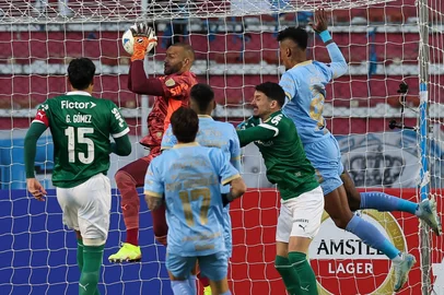 O goleiro Weverton, da SE Palmeiras, em jogo contra a equipe do C BolÃ­var, durante partida vÃ¡lida pela fase de grupos, da Copa Libertadores, no EstÃ¡dio Hernando Siles. (Foto: Cesar Greco/Palmeiras/by Canon)<!-- NICAID(16330116) -->