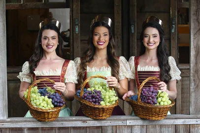 CAXIAS DO SUL, RS, BRASIL, 09/02/2026. Produção de fotos para a edição do dia 19/02, abertura da35ª Festa Nacional da Uva 2026 (Festa da Uva). Na foto da E p/ D: princesa Júlia Dalegrave Scopel, rainha Elisa dos Santos Pereira D'Mutti e princesa Letícia Comin da Silva. (Porthus Junior/Agência RBS)Indexador: Porthus Junior<!-- NICAID(16222638) -->