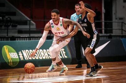 Neste sábado (13), o Caxias Basquete derrotou o Pinheiros, por 76 a 73, no encerramento da segunda bolha do returno da edição 2020/2021 do Novo Basquete Brasil (NBB). <!-- NICAID(14714023) -->