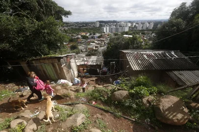Porto Alegre, RS, Brasil, 08/05/2023 - Áreas de risco no Morro Santana, em Porto Alegre - Foto: Lauro Alves/Agência RBS<!-- NICAID(15432193) -->